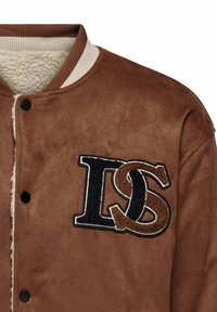 Veste en suède synthétique marron avec une doublure en laine polaire crème, un col côtelé et un logo "DS" brodé en noir et marron. Dotée de boutons-pression noirs.