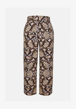 Pantalones de pierna ancha con estampado de serpiente en beige, negro y marrón. Presentan una cintura alta con dos bolsillos frontales y acentos de botones metálicos.