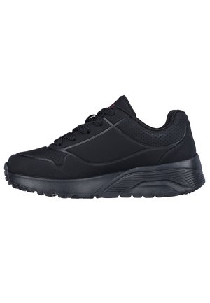 Baskets noires de sport avec une tige synthétique lisse, des accents perforés, un col rembourré et une semelle en caoutchouc texturé pour une meilleure adhérence.