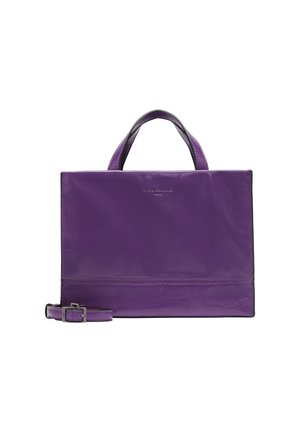 Sac à main en cuir violet avec une conception structurée, doté de poignées courtes et d'une bandoulière amovible. Texture lisse et branding minimal.