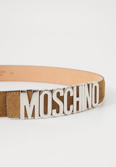 Pruun nubukist vöö, millel on esiosas suur hõbedase tooni "MOSCHINO" logo; sujuv sisemine vooder; eristuv fondi kujundus.