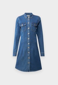 Vestido de camisa de ganga com mangas longas, frente de botões, colarinho pontudo, dois bolsos no peito e um corpo ajustado que se alarga na bainha.