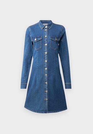 Jeansskjolklänning med långa ärmar, knappfront, spetsig krage, två bröstfickor och en figursydd överdel som vidgar sig vid fållen.