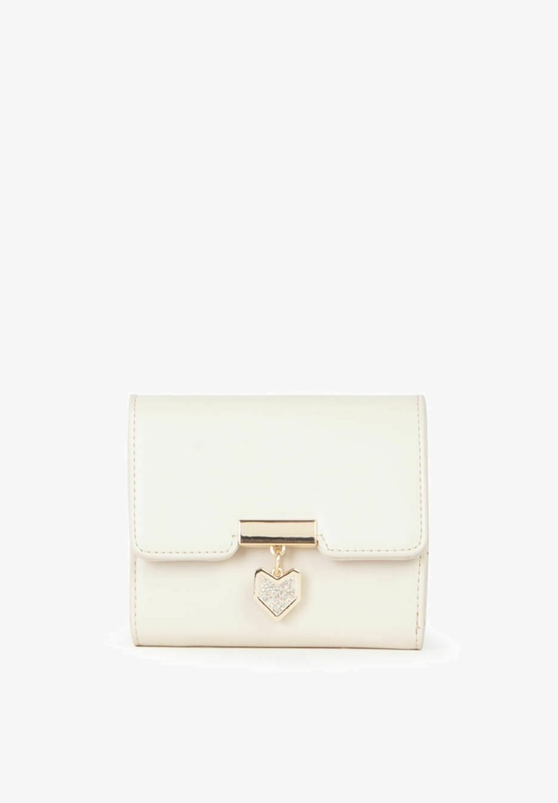 Monedero de imitación de cuero blanco con un cierre dorado y un brillante charm en forma de corazón. Presenta una forma estructurada y una textura suave.