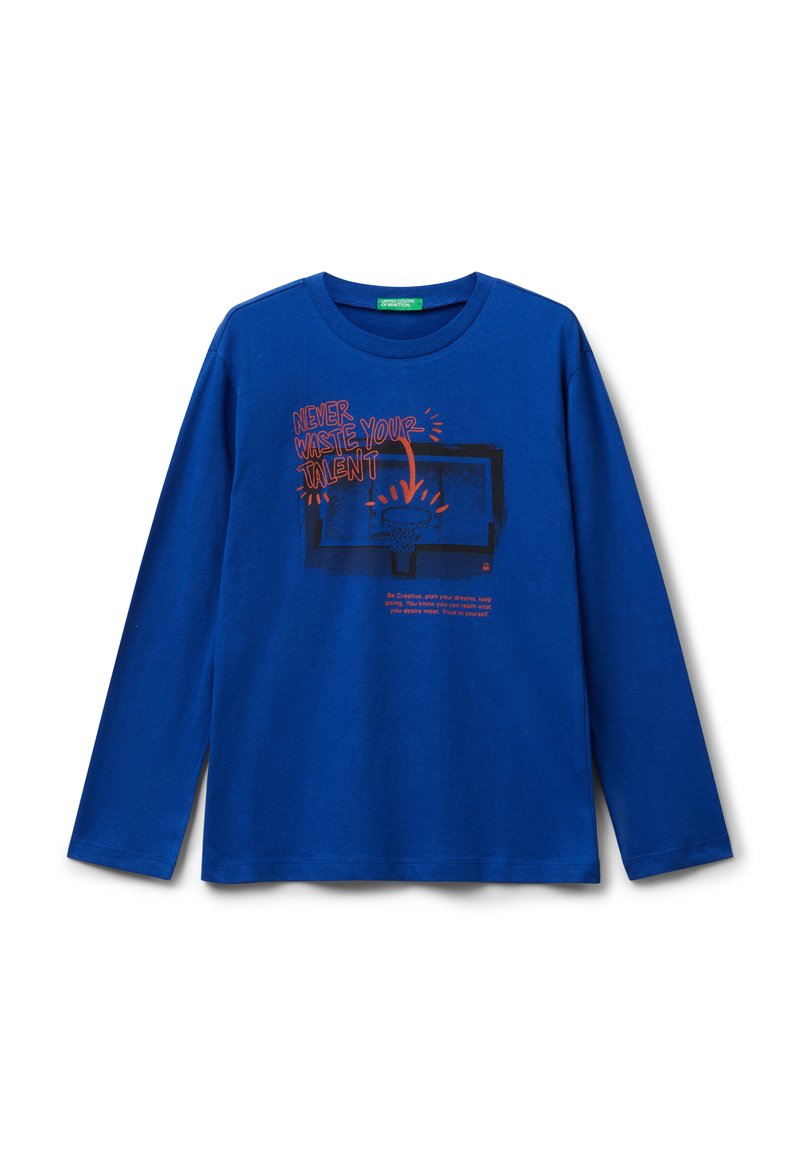 Niebieska koszulka z długim rękawem uszyta z bawełny, z graficznym nadrukiem kosza do koszykówki oraz tekstem "NIGDY NIE MARNUJ SWOJEGO TALENTU" w kolorze czerwonym.