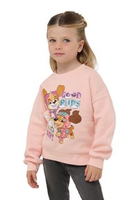 Felpa rosa chiaro con scollo rotondo, caratterizzata da cani cartoon colorati e la scritta "GOOD PUPS" in paillettes. Maniche lunghe con polsini a coste.