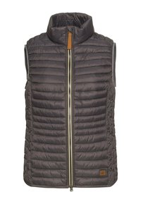 Grå puffy vest med høj krave, frontlukning med lynlås, vandret quiltning og et emblem patch i nederste venstre hjørne. Letvægtsstof.
