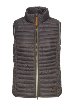 Grå puffy vest med høj krave, frontlukning med lynlås, vandret quiltning og et emblem patch i nederste venstre hjørne. Letvægtsstof.