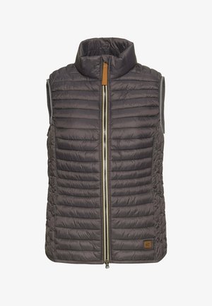 Graue, wattierte Weste mit hohem Kragen, Reißverschluss vorne, horizontaler Steppung und einem Emblem-Patch unten links. Leichtes Material.