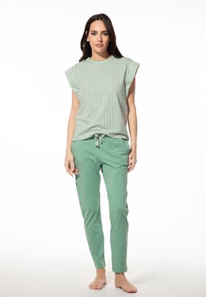 Groene gestreepte top met korte ruches mouwen en een gestrikte taille, gecombineerd met effen groene taps toelopende broek. Soepele stof, casual ontwerp.