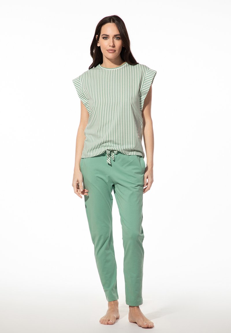 Groene gestreepte top met korte ruches mouwen en een gestrikte taille, gecombineerd met effen groene taps toelopende broek. Soepele stof, casual ontwerp.