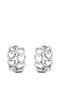 Orecchini a cerchio in argento con un design intrecciato, caratterizzati da forme a cuore ritagliate. Texture liscia con una finitura lucida.