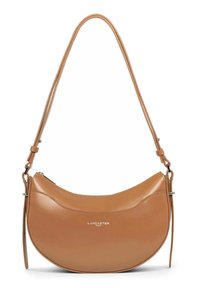 Borsa a mano in pelle color tan con forma curvata e una lunga tracolla. Presenta una chiusura con zip e un logo del marchio in rilievo sul davanti. Texture liscia.