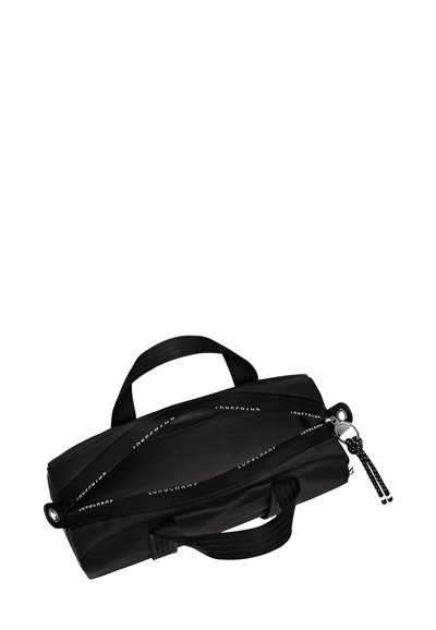 Schwarze rechteckige Reißverschlusstasche mit zwei kurzen Griffen, gebrandeter Longchamp-Tape entlang des Reißverschlusses und silbernem Reißverschlussanhänger mit Kordelzug.