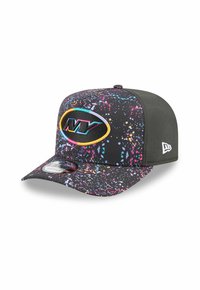 Schwarze Baseballmütze mit buntem Spritzmuster, besticktes "NY"-Logo in Türkis und Gelb, solides schwarzes Mesh-Panel auf der Rückseite.