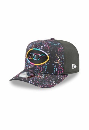 Casquette de baseball noire avec un motif de éclaboussures colorées, logo "NY" brodé en turquoise et jaune, panneau en mesh noir uni à l'arrière.