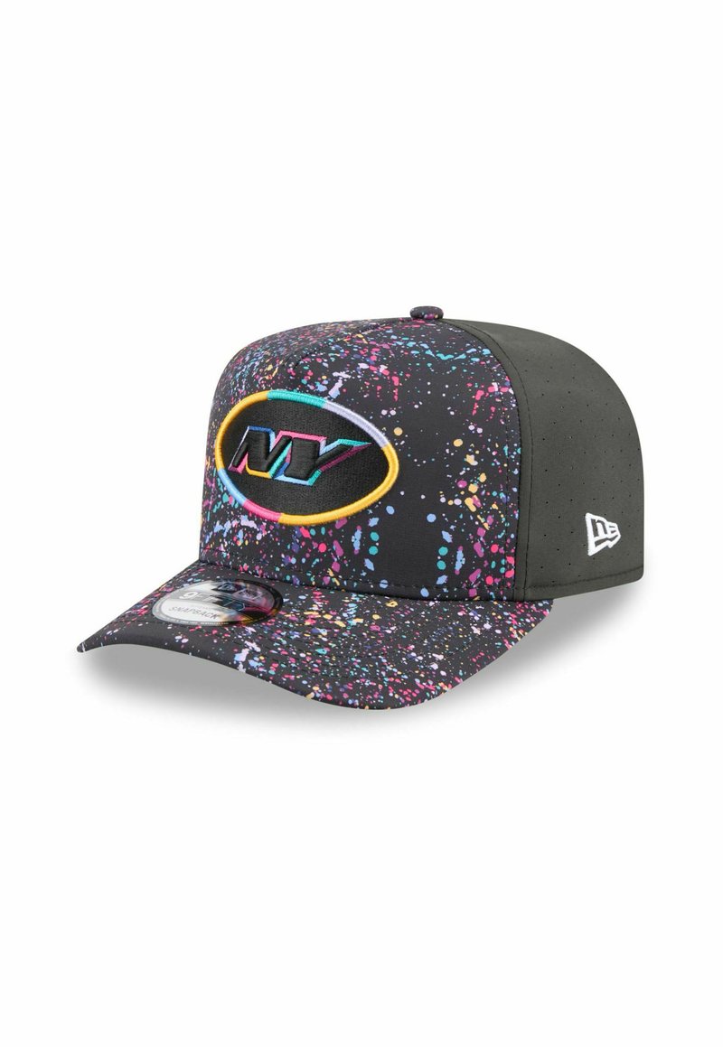 Schwarze Baseballmütze mit buntem Spritzmuster, besticktes "NY"-Logo in Türkis und Gelb, solides schwarzes Mesh-Panel auf der Rückseite.