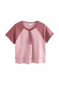 T-shirt met korte mouwen en ronde hals in lichtroze met contrasterende bordeauxrode raglanmouwen. Beschikt over een knoopsluiting en een zachte textuur.