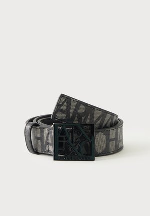 Czarny pasek Armani Exchange z dużym paskiem z teksturą siateczki i dopasowaną metalową klamrą z wycięciami na jednolitym tle.