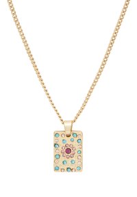 Collar de cadena de oro con un colgante rectangular, adornado con piedras azules, rosas y transparentes en un patrón floral sobre una superficie texturizada.