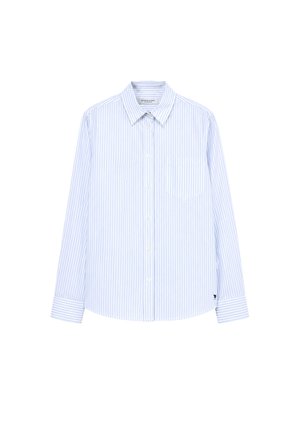 Camicia a maniche lunghe azzurra e bianca a righe verticali con taschino e colletto classico, mostrata su sfondo bianco.