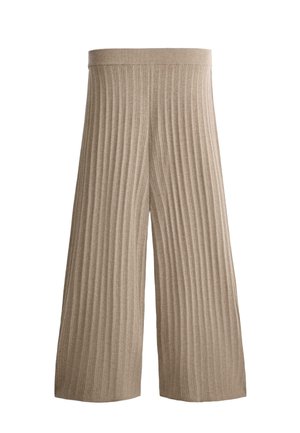 Bež široke pletene hlače z navpičnim rebrastim vzorcem in elastičnim pasom, položene ravno na belem ozadju.