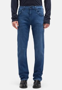 Niebieskie dżinsy z prostą nogawką, w stylu pięciokieszeniowym z zapięciem na guziki, charakteryzujące się subtelną fakturą i gładkim wykończeniem.