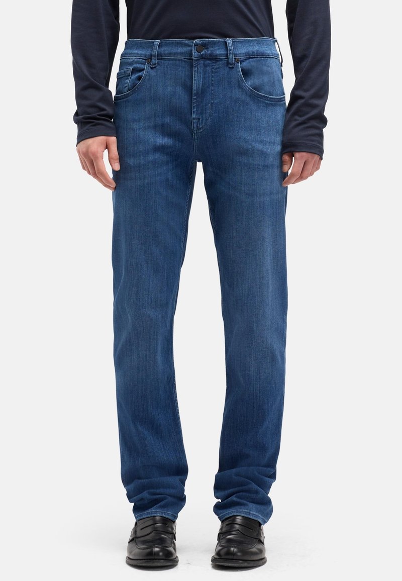 Niebieskie dżinsy z prostą nogawką, w stylu pięciokieszeniowym z zapięciem na guziki, charakteryzujące się subtelną fakturą i gładkim wykończeniem.