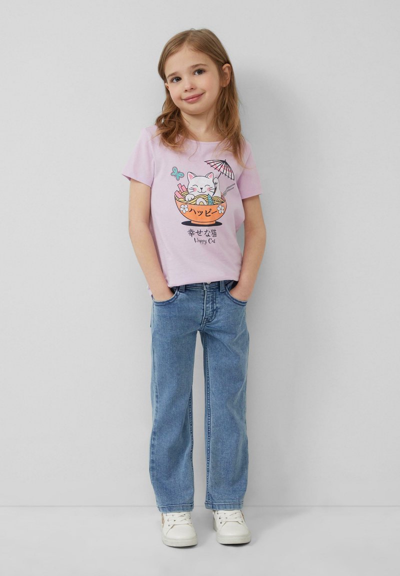 Rosa Baumwoll-T-Shirt mit einer Cartoon-Katze in einer Schüssel, umgeben von Blumen und einem Regenschirm. Kombiniert mit hellblauen Jeans und weißen Sneakers.