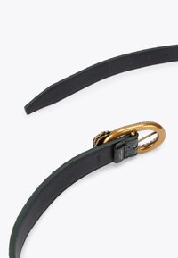 Czarny skórzany pasek z złotą owalną klamrą, ozdobiony łańcuszkiem. Pasek ma wiele otworów i gładką teksturę.