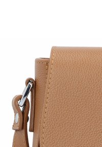 Borsa a tracolla in pelle marrone con chiusura a battente, dotata di un fermaglio in metallo argentato e dettagli di cucitura lungo i bordi.