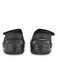 Μαύρα σανδάλια με συνθετικό επάνω μέρος, ρυθμιζόμενα λουράκια, ανοιχτή φτέρνα και υφασμένο λαστιχένιο πέλμα για καλύτερη πρόσφυση.