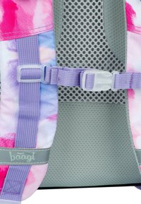 Zaino con un motivo tie-dye pastello in tessuto rosa e blu, con spallacci viola e uno schienale in rete grigia con perforazioni circolari.