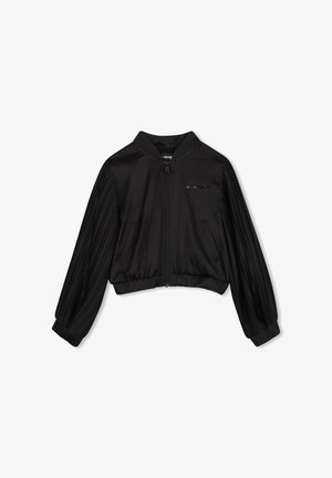 Veste bomber courte noire, dotée d'une finition satinée lisse, de poignets côtelés, de poches latérales et de plis verticaux sur les manches. Fermeture éclair.