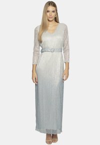 Lśniąca srebrna maxi sukienka z długimi rękawami, dekoldem w kształcie V i pasującym paskiem z okrągłą klamrą. Gładki, teksturowany materiał.