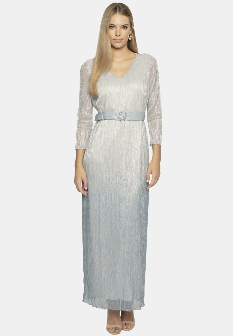 Lśniąca srebrna maxi sukienka z długimi rękawami, dekoldem w kształcie V i pasującym paskiem z okrągłą klamrą. Gładki, teksturowany materiał.