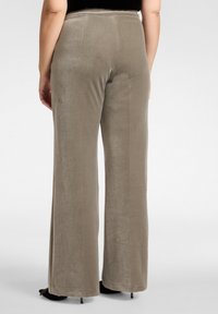 Pantaloni in velluto a gamba larga color grigio chiaro, con una texture liscia, vita elasticizzata e silhouette dritta con una leggera svasatura all'orlo.