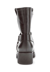 Bottine en cuir noir avec un bout rond, un talon bloc, une fermeture éclaire sur le côté, et une sangle ajustable avec des accents métalliques. Texture lisse.