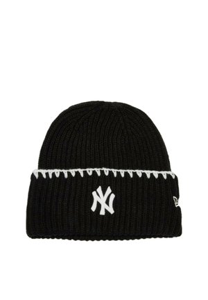 Gorro negro de punto con borde cosido en blanco y logo de los New York Yankees en blanco centrado en el puño doblado.