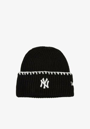 Gorro negro de punto con borde cosido en blanco y logo de los New York Yankees en blanco centrado en el puño doblado.