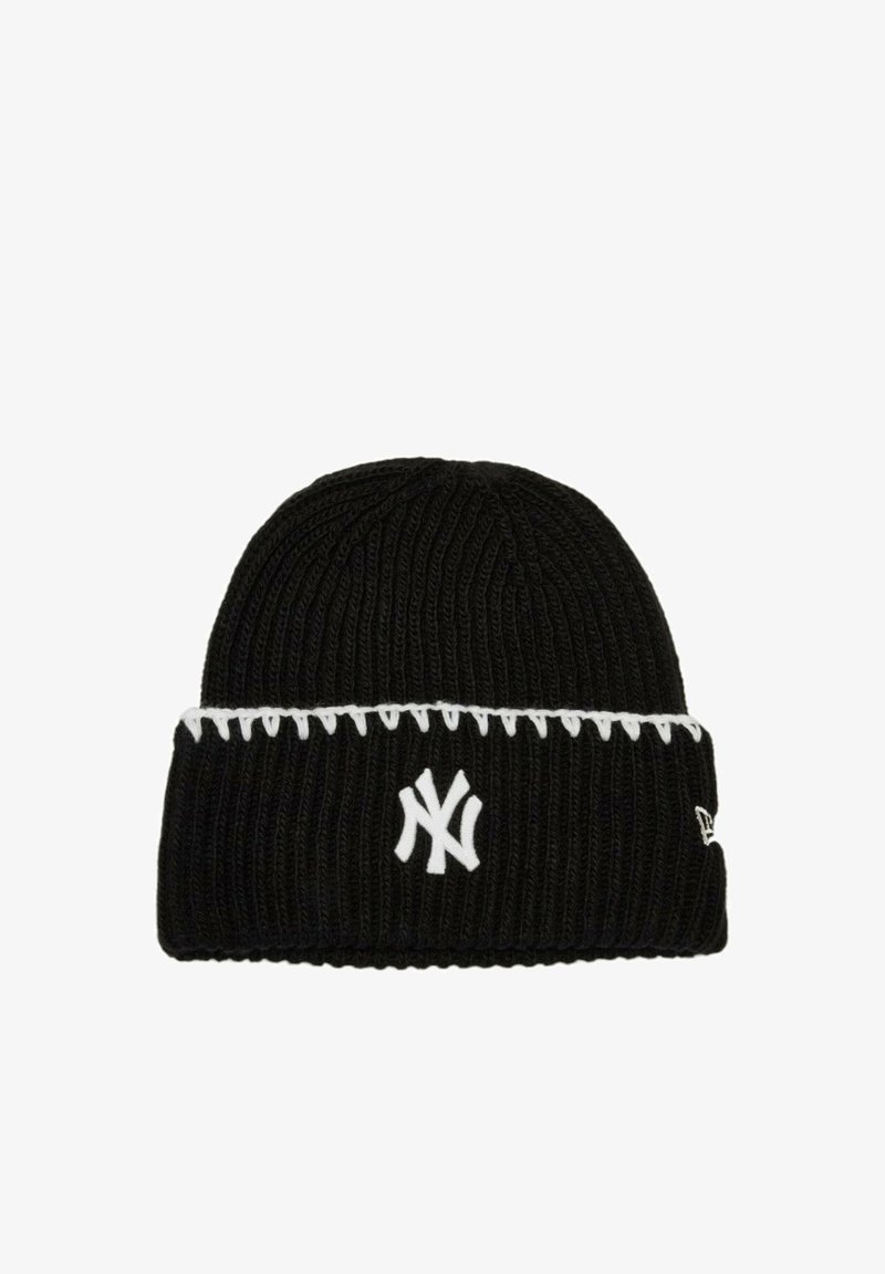 Bonnet en tricot noir avec bordure blanche cousue et logo blanc des New York Yankees centré sur le revers plié.