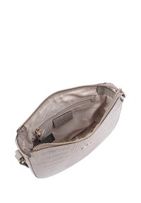 Lichtgrijze handtas met krokodillenmotief en een gladde textuur, gouden rits en een zachte beige voering. Het interieur beschikt over een ritsvak en labels.