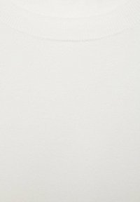 Hvid strikket sweater med ribbet rund hals. Blød tekstur, sømløs design og ensartet farve hele vejen igennem. Ingen mønstre eller synlige hardware.