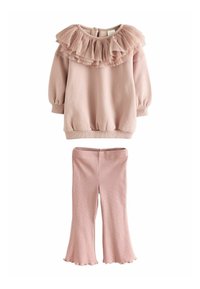 Ensemble rose composé d'un sweat-shirt avec un col en tulle froncé et des manches bouffantes, associé à des leggings côtelés évasés. Tissu doux.