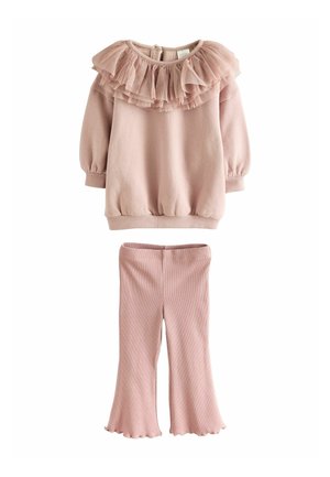 Rosa Outfit mit einem Sweatshirt mit einem gerafften Tüllkragen und Puffärmeln, kombiniert mit ausgestellten Rippleggings. Weicher Stoff.