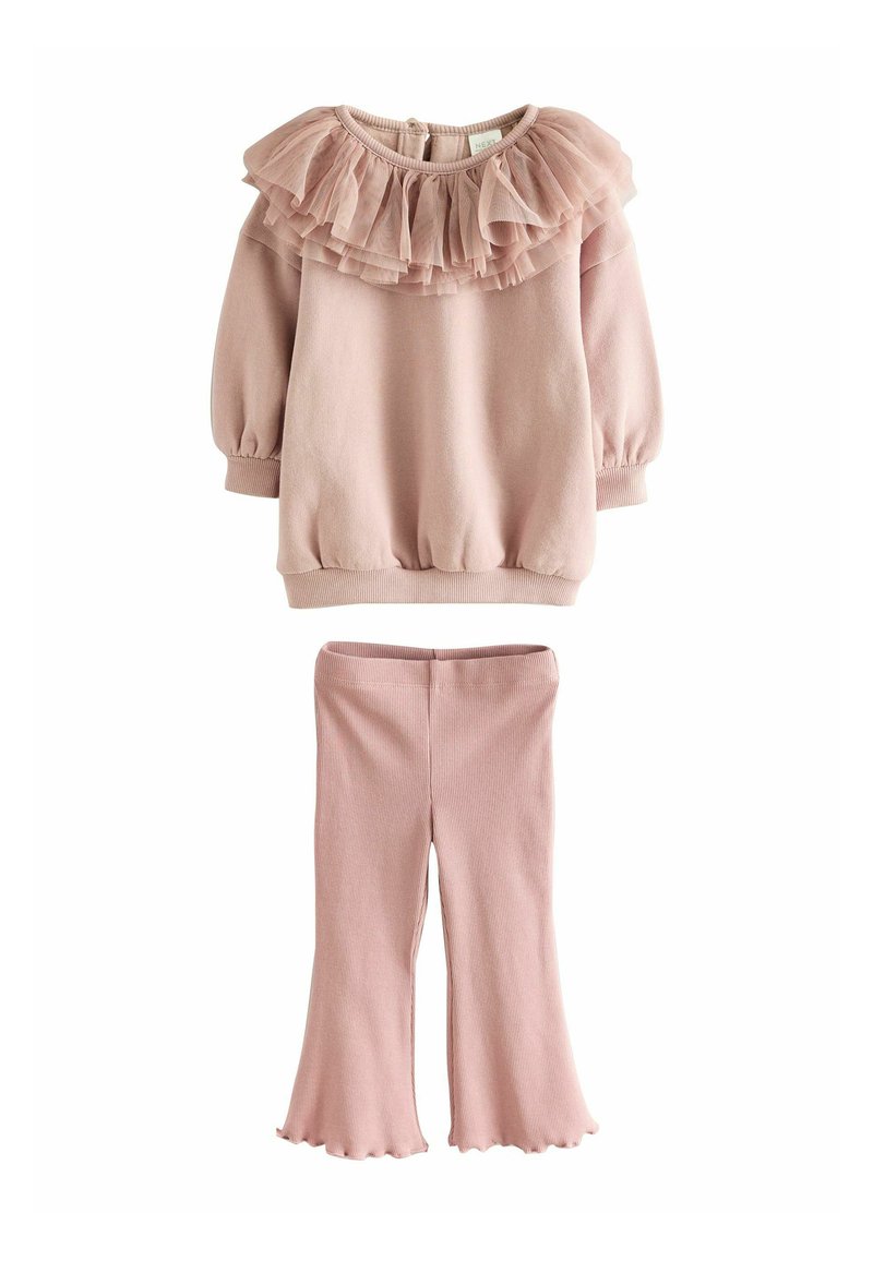 Ensemble rose composé d'un sweat-shirt avec un col en tulle froncé et des manches bouffantes, associé à des leggings côtelés évasés. Tissu doux.