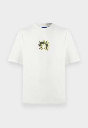 Bela bombažna majica s kratkimi rokavi, ki prikazuje grafiko nasmejanega sonca z bodičastimi žarki in napisom "HGO", okroglo ovratnico, sproščen kroj.