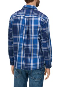 Blauw geruit overhemd met lange mouwen, voorzien van een patroon van donker en licht blauw en witte lijnen; inclusief een knoopmanchet en een rugpas detail.