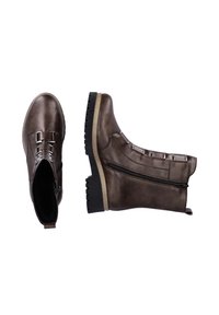 Bottes basses en cuir marron avec fermeture éclair latérale, détails de boucle en métal et semelles noires à crampons, vues de dessus et de côté sur fond blanc.