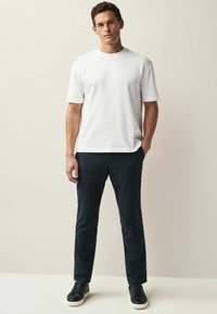 Next SLIM FIT TEXTURED - Nohavice chinos - navy blue